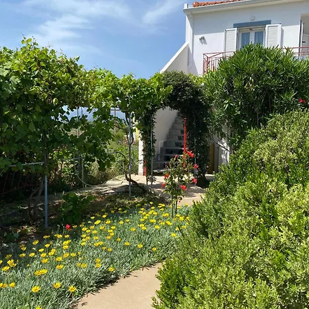 House With A Garden In The Holiday home Lakithra